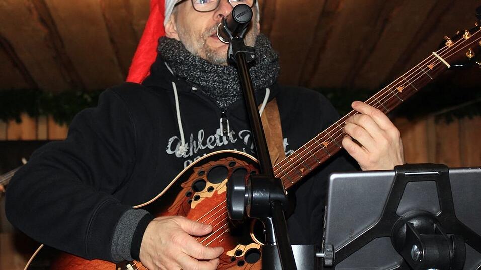 Der idyllische Christkindlmarkt in der Freyung in Landshut zählt zu den schönsten Christkindlmärkten Bayerns. Bei eisigen Temperaturen ist dort insbesondere die Glühwein-Alm natürlich heiß begehrt. Der idyllische Christkindlmarkt in der Freyung in Landshut zählt zu den schönsten Christkindlmärkten Bayerns. Bei eisigen Temperaturen ist dort insbesondere die Glühwein-Alm natürlich heiß begehrt.