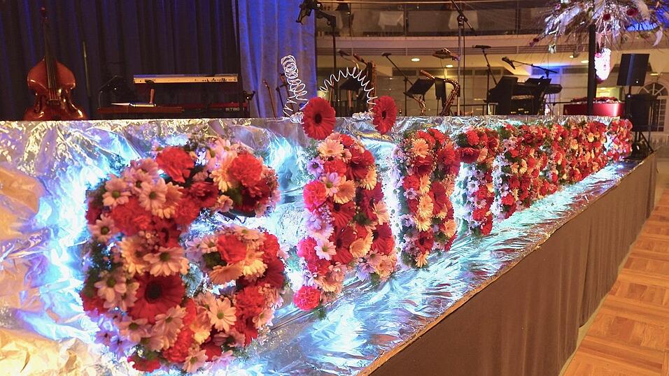 Eine ausgefallene Bühnendeko speziell zum Gärtnerball 2019. Eine ausgefallene Bühnendeko speziell zum Gärtnerball 2019.