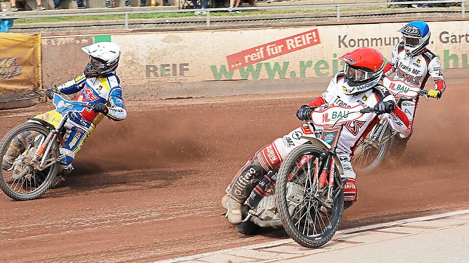 SO K&Ouml;NNT'S MIT DEM TITEL KLAPPEN: Devils-Kapit&auml;n Martin Smolinski (roter Helm&uuml;berzug) w&auml;hlt - wie vor Wochenfrist in Lauf 15 - seine Kampflinie ganz innen, Jacob Thorssell (wei&szlig;) von OK Bedmet Opole treibt's etwas nach au&szlig;en und der ausgebuffte Franzose Dimitri Berg&eacute; (blau) prescht in der Mitte durch. 'Nach dem Ergebnis im ersten Finale stehen die Chancen 50:50', sagt Teammanager Klaus Zwerschina.