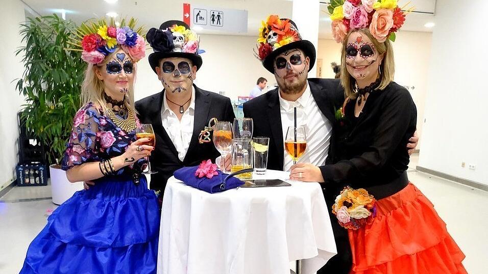 Eine beeindruckende Vertikaltuch-Show und viele toll maskierte Gäste. Eine beeindruckende Vertikaltuch-Show und viele toll maskierte Gäste.