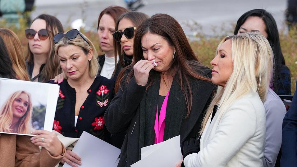 Die republikanische Abgeordnete Marjorie Taylor Greene (r) steht mit Opfern von Epstein und Angehörigen vor dem Kapitol in Washington.