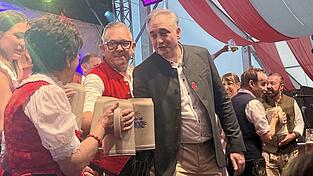 OB Thomas Burger und die Festfamilie Glöckl stoßen auf eine friedliche Dult an. OB Thomas Burger und die Festfamilie Glöckl stoßen auf eine friedliche Dult an.