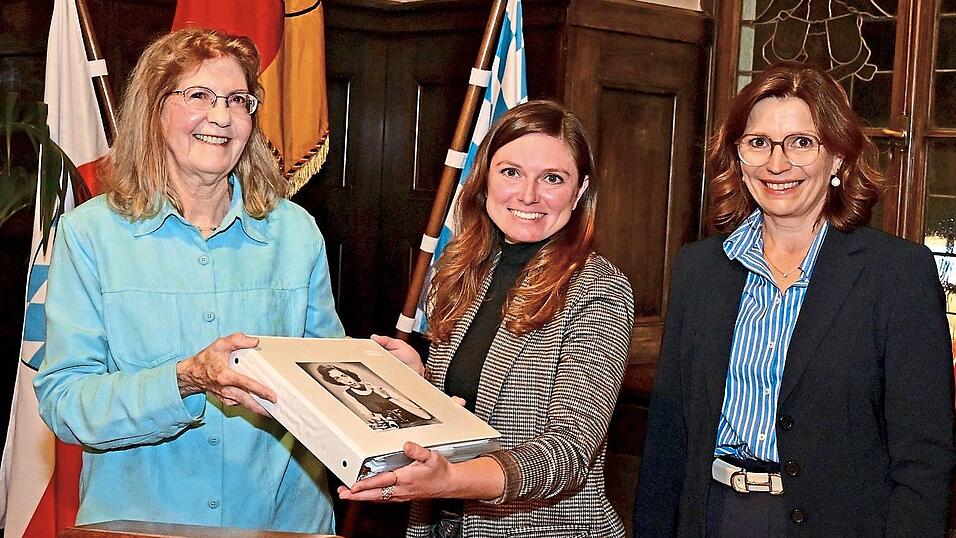 Zum Abschluss des Abends ab es Geschenke. Unser Bild zeigt (v.l.) Margaret F. Merritt, die Laura Wanninger und Monika Riesch einen Ordner mit Fotografien überreichte. Von der Stadt bekam die Referentin eine Stadtansicht Freisings, gemalt von einem US-Soldaten und einen geschnitzten Freisinger Bären. Zum Abschluss des Abends ab es Geschenke. Unser Bild zeigt (v.l.) Margaret F. Merritt, die Laura Wanninger und Monika Riesch einen Ordner mit Fotografien überreichte. Von der Stadt bekam die Referentin eine Stadtansicht Freisings, gemalt von einem US-Soldaten und einen geschnitzten Freisinger Bären.
