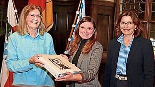 Zum Abschluss des Abends ab es Geschenke. Unser Bild zeigt (v.l.) Margaret F. Merritt, die Laura Wanninger und Monika Riesch einen Ordner mit Fotografien überreichte. Von der Stadt bekam die Referentin eine Stadtansicht Freisings, gemalt von einem US-Soldaten und einen geschnitzten Freisinger Bären. Zum Abschluss des Abends ab es Geschenke. Unser Bild zeigt (v.l.) Margaret F. Merritt, die Laura Wanninger und Monika Riesch einen Ordner mit Fotografien überreichte. Von der Stadt bekam die Referentin eine Stadtansicht Freisings, gemalt von einem US-Soldaten und einen geschnitzten Freisinger Bären.