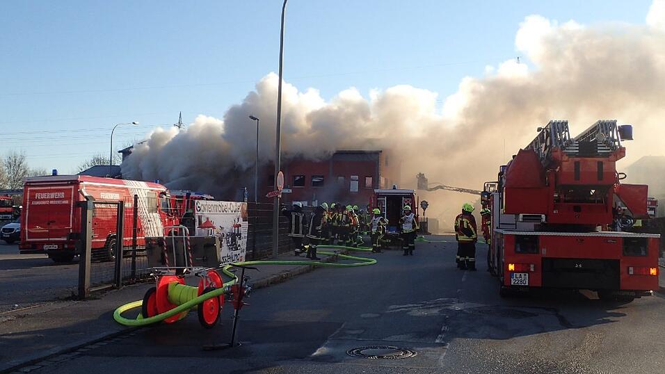Feuerwehreinsatz in Altdorf: Dort ist am Dienstag in einer Lackiererei im Sonnenring ein Brand ausgebrochen.