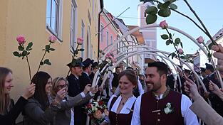 Das Brautpaar mit Gästen vor dem Rathaus.