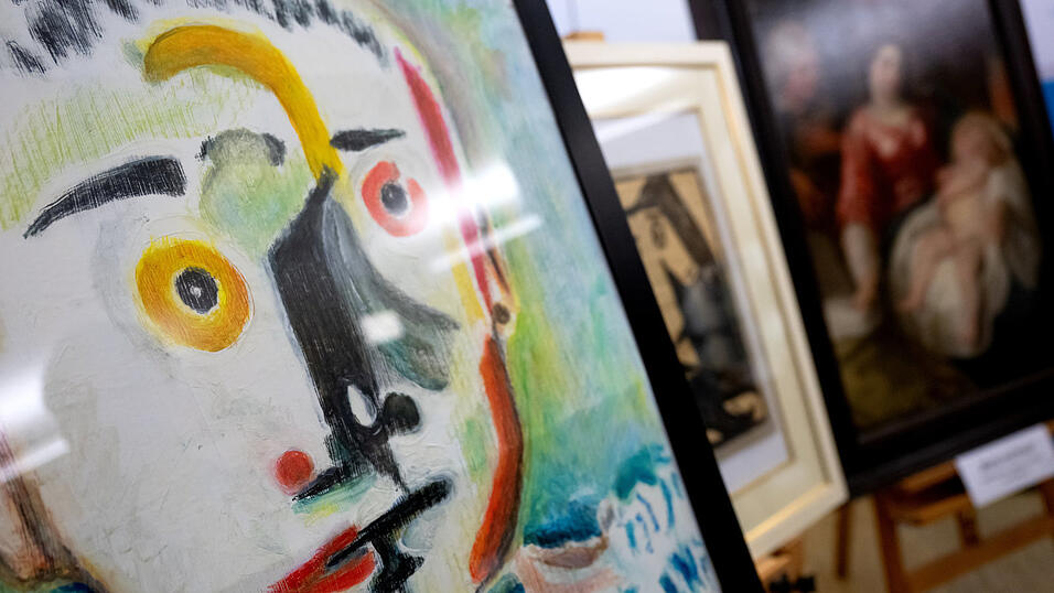 Das gefälschte Bild „Bildnis eines Mannes“, angeboten als Pablo Picasso für 5 Millionen Euro, ist während einer Pressekonferenz des Bayerischen Landeskriminalamtes (BLKA) zu sehen. Das gefälschte Bild „Bildnis eines Mannes“, angeboten als Pablo Picasso für 5 Millionen Euro, ist während einer Pressekonferenz des Bayerischen Landeskriminalamtes (BLKA) zu sehen.