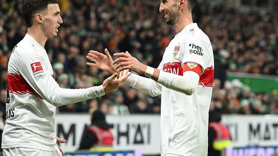 Der VfB Stuttgart bejubelte einen wichtigen Auswärtssieg. Der VfB Stuttgart bejubelte einen wichtigen Auswärtssieg.
