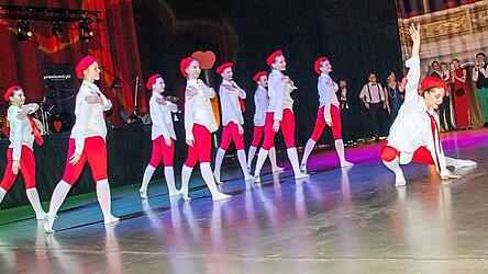 Die Ballettm&auml;dchen entf&uuml;hrten mit Esprit und Eleganz ins Herz von Paris.