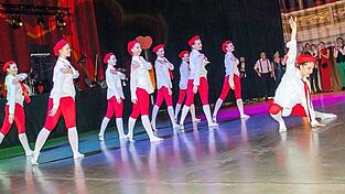 Die Ballettm&auml;dchen entf&uuml;hrten mit Esprit und Eleganz ins Herz von Paris.