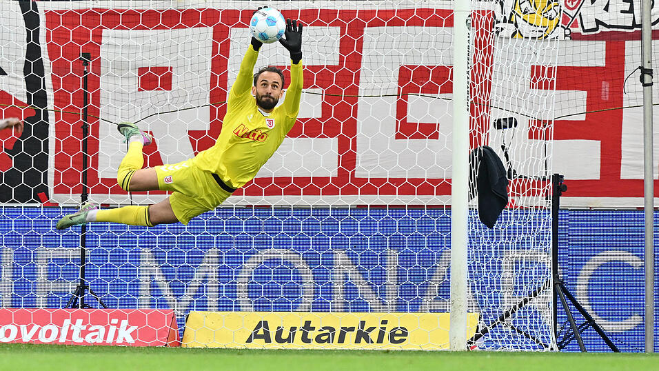 Ob Felix Gebhardt das Tor des SSV Jahn in der Partie gegen Paderborn hüten wird, ist unklar.