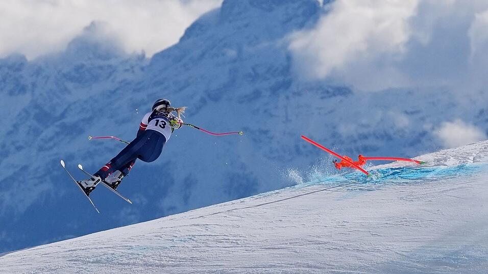 Heftiger Abflug: Lindsey Vonn st&uuml;rzt in der Olympia-Abfahrt.