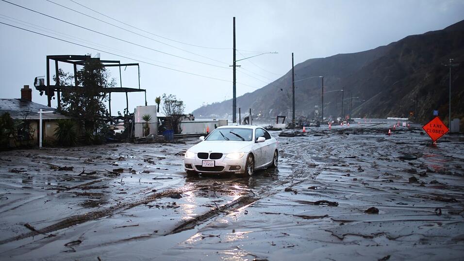 Ein heftiges Unwetter hat in der US-Metropole Los Angeles für Überschwemmungen gesorgt.