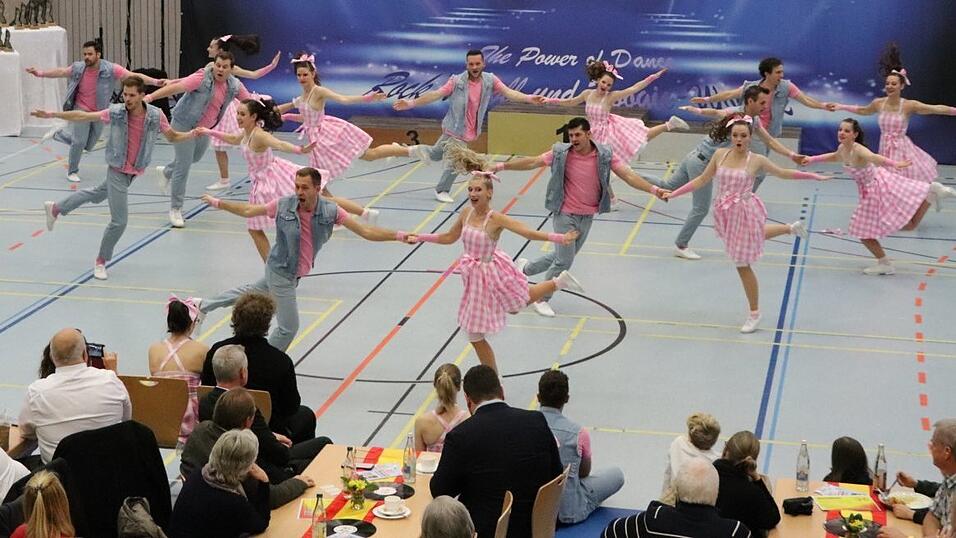 Ein erster Höhepunkt des Tages war die Ausrichtung der Deutschen Meisterschaft in der Kategorie Boogie-Woogie Formationen. Ein erster Höhepunkt des Tages war die Ausrichtung der Deutschen Meisterschaft in der Kategorie Boogie-Woogie Formationen.