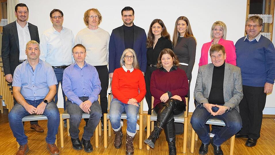 Die Kandidaten der Freien W&auml;hler Chamerau-Lederdorn wollen es gemeinsam anpacken f&uuml;r ein lebens- und liebenswertes Chamerau, mit im Bild Landratskandidat Christian Schindler (hintere Reihe l.).