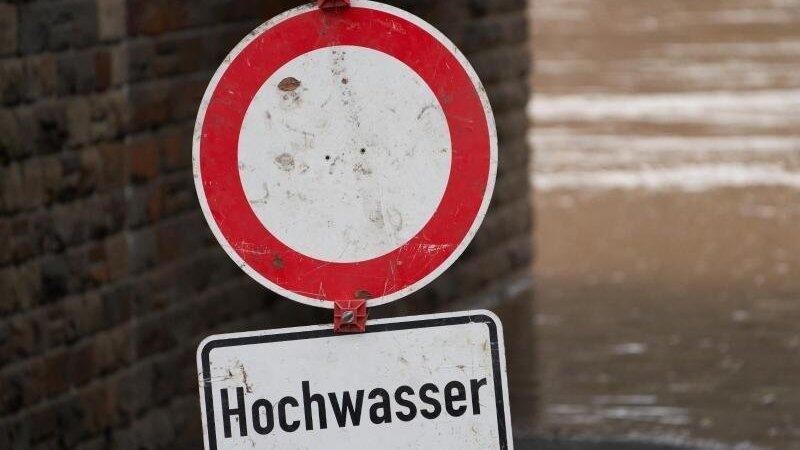 Der ergiebige Dauerregen lässt manche Pegelstände in Ostbayern steigen (Symbolbild). Der ergiebige Dauerregen lässt manche Pegelstände in Ostbayern steigen (Symbolbild).