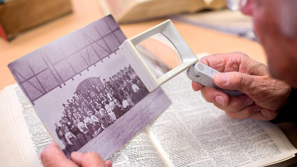Alte Fotos können bei der Nachforschung der eigenen Familiengeschichte helfen. Alte Fotos können bei der Nachforschung der eigenen Familiengeschichte helfen.