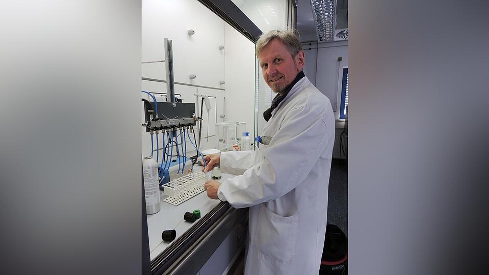 Prof. Brotsack an der Begasungsapparatur.