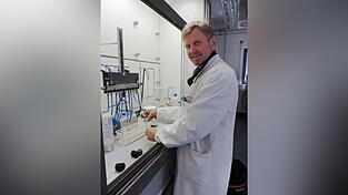 Prof. Brotsack an der Begasungsapparatur.