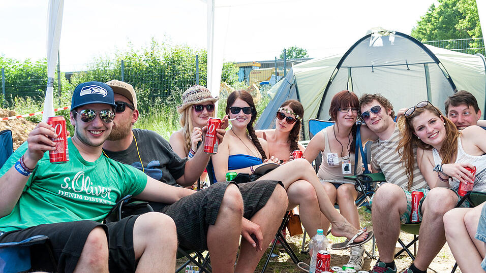 Ein Streifzug durch das Campinggelände: Trotz heißer Temperaturen sind die Festivalbesucher bestens gelaunt. (Foto: Susanne Raith) Ein Streifzug durch das Campinggelände: Trotz heißer Temperaturen sind die Festivalbesucher bestens gelaunt. (Foto: Susanne Raith)