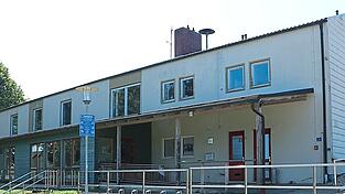 Aufgehübscht und saniert wird das jetzige Bürgerhaus in Großgundertshausen, das von den Vereinen genutzt wird. Es bekommt neue Fenster und einen neuen Außenputz, zudem wird die Eternitfassade entfernt.