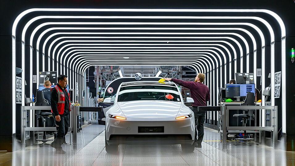 Der US-Elektroautobauer Tesla hat den Krankenstand in der Fabrik in Gr&uuml;nheide bei Berlin reduziert. (Archivbild)