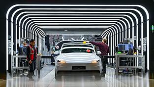 Der US-Elektroautobauer Tesla hat den Krankenstand in der Fabrik in Gr&uuml;nheide bei Berlin reduziert. (Archivbild)