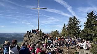 Viele Gläubige nahmen wieder an der Messe auf dem Kaitersberg teil. Viele Gläubige nahmen wieder an der Messe auf dem Kaitersberg teil.