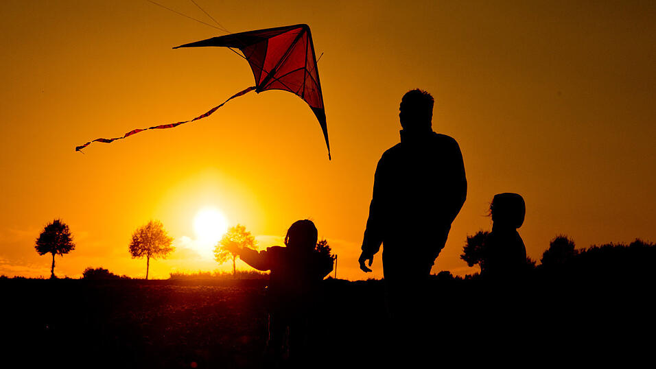 Wenn es um das Sorgerecht für die gemeinsamen Kinder geht, streiten sich viele Eltern nach einer Scheidung darum. In den meisten Fällen belastet ein solcher Streit aber auch die Kinder. Wenn es um das Sorgerecht für die gemeinsamen Kinder geht, streiten sich viele Eltern nach einer Scheidung darum. In den meisten Fällen belastet ein solcher Streit aber auch die Kinder.