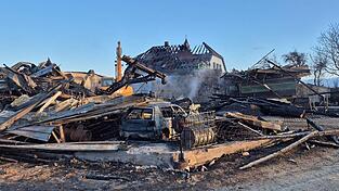 Mehrere Hofgeb&auml;ude standen in Flammen, der Schaden ist immens.