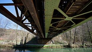 Wegen zahlreicher maroder Br&uuml;cken im Pegnitztal wird die Bahnstrecke zwischen Hersbruck im N&uuml;rnberger Land und Pegnitz im Landkreis Bayreuth noch mehrere Monate gesperrt bleiben. (Archivbild)