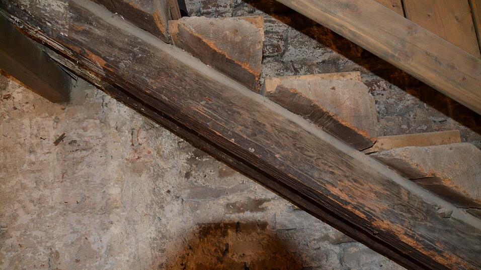 Der Stadtturm ist in mehrere Ebenen unterteilt. Von der Uhr, dem Glockenspiel bis hin zur Türmerwohnung können die Besucher durch das Treppenhaus wandern.