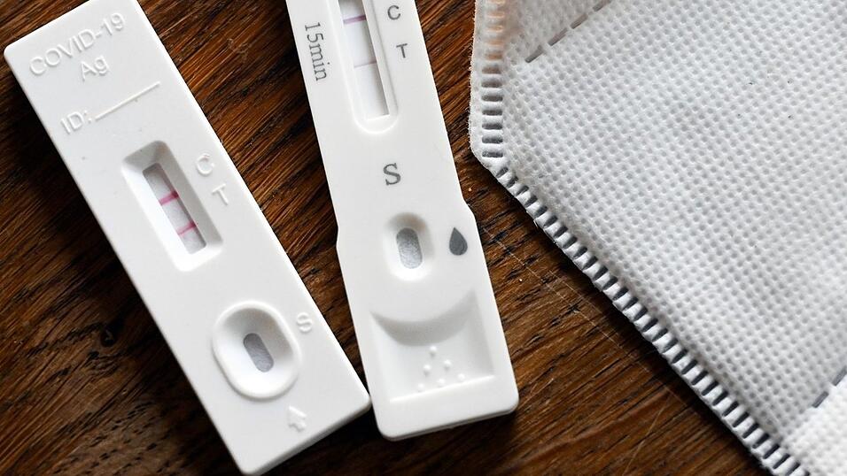 Neun Prozent der Erkrankten erscheinen bei einem milden Verlauf und trotz positiven Tests im Büro oder im Betrieb, wie aus einer der Studie 'Arbeiten 2022' der Betriebskrankenkasse Pronova BKK hervorgeht. (Symbolbild) Neun Prozent der Erkrankten erscheinen bei einem milden Verlauf und trotz positiven Tests im Büro oder im Betrieb, wie aus einer der Studie 'Arbeiten 2022' der Betriebskrankenkasse Pronova BKK hervorgeht. (Symbolbild)