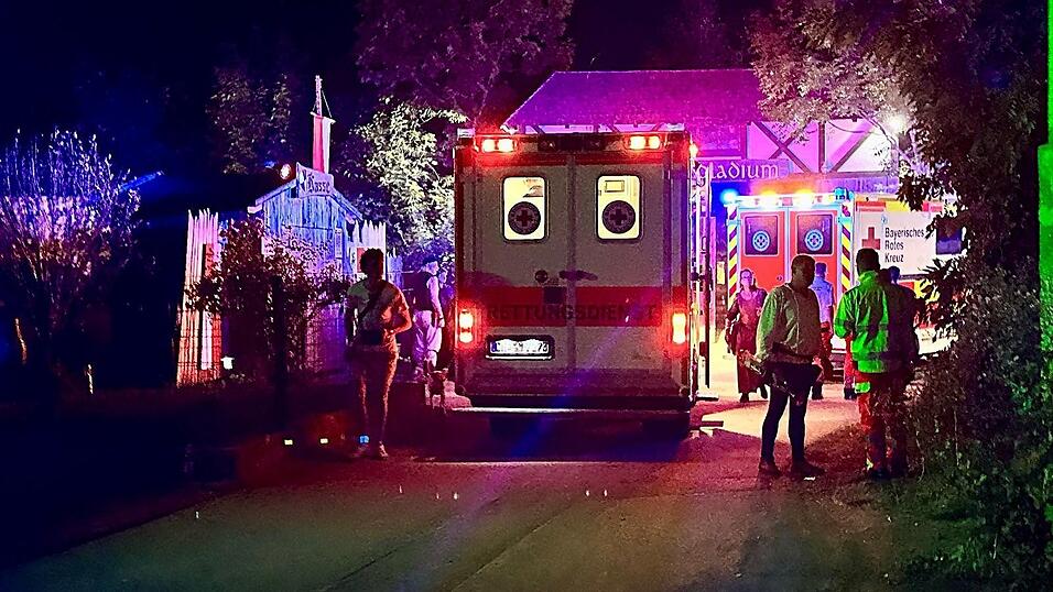 Rettungswagen Freitagnacht vor der Zufahrt zum Cave-Gladium-Gelände. Alle Beteiligten kamen zum Glück mit leichten Blessuren davon.