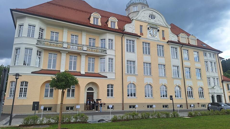 Herausgeputzt und wie aus dem Ei gepellt sieht der historische Altbau des Gymnasiums, der ein Wahrzeichen der Stadt ist, nach der Sanierung aus.
