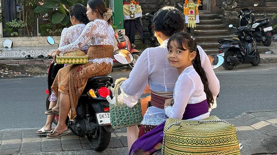 Die meisten Balinesen waren in traditionelle Festkleidung gehüllt. Die meisten Balinesen waren in traditionelle Festkleidung gehüllt.
