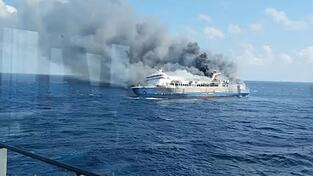 Pl&ouml;tzlich ger&auml;t ein Schiff auf See in Indonesien in Brand. F&uuml;r einige der mehr als 270 Menschen an Bord kommt jede Hilfe zu sp&auml;t.