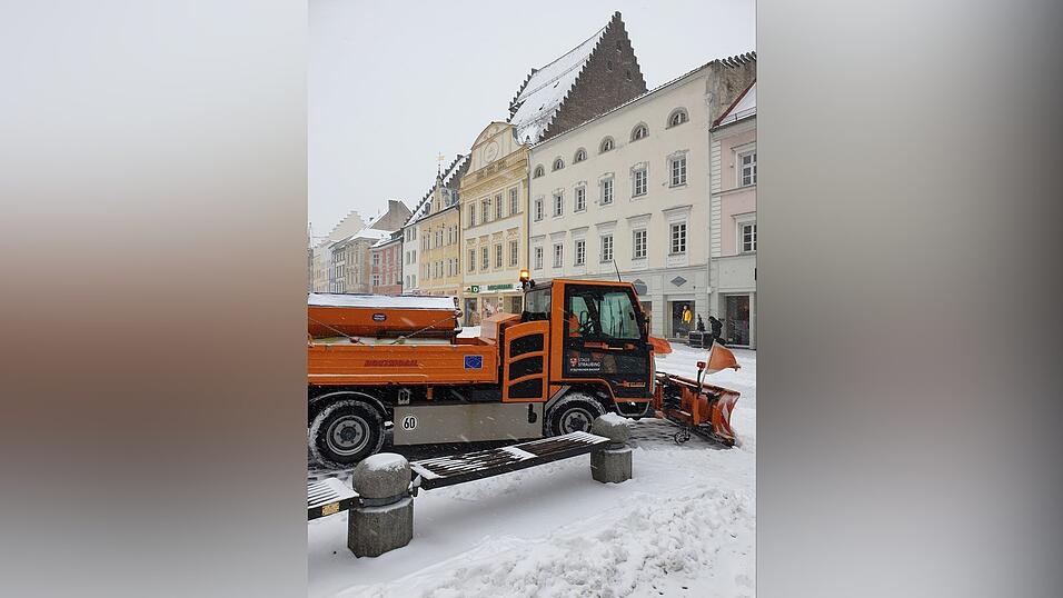 Am Dienstag schneit es heftig in weiten Teilen Bayerns, auch in Straubing. Am Dienstag schneit es heftig in weiten Teilen Bayerns, auch in Straubing.