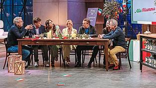 Guido (rechts) und Sarina Mondi (zweite von rechts) präsentieren den „Löwen“ (von links) Frank Thelen, Carsten Maschmeyer, Judith Williams, Dagmar Wöhrl und Ralf Dümmel mit Alla Mamma echt italienische Fertigpasta in Einzelportionen, auch glutenfrei und vegan.