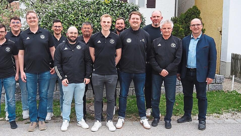 Die neu gew&auml;hlte Vorstandschaft beim VfR Niederhausen.