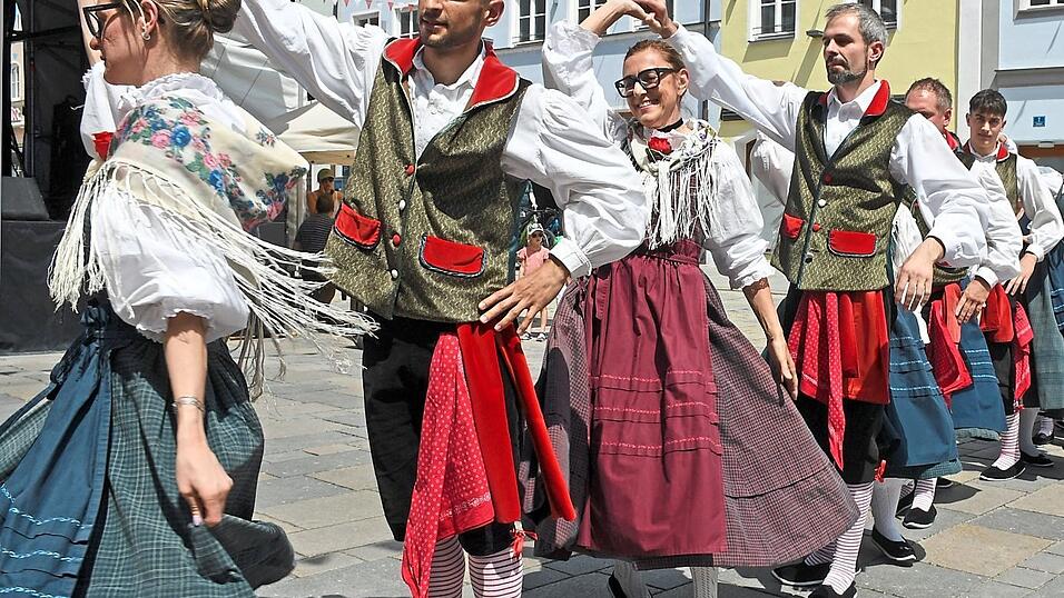 Am Stadtplatzt zeigten die Balarins de Buje traditionelle Volkst&auml;nze aus ihrer Region.