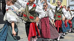 Am Stadtplatzt zeigten die Balarins de Buje traditionelle Volkstänze aus ihrer Region. Am Stadtplatzt zeigten die Balarins de Buje traditionelle Volkstänze aus ihrer Region.