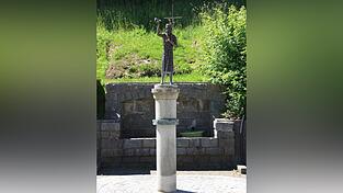 Dis Figur des Heiligen Johannes soll versetzt werden. Dis Figur des Heiligen Johannes soll versetzt werden.