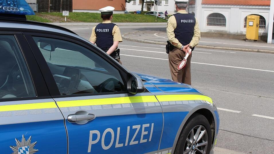 Die Polizisten positionieren sich hinter einer Kurve für eine Verkehrskontrolle.