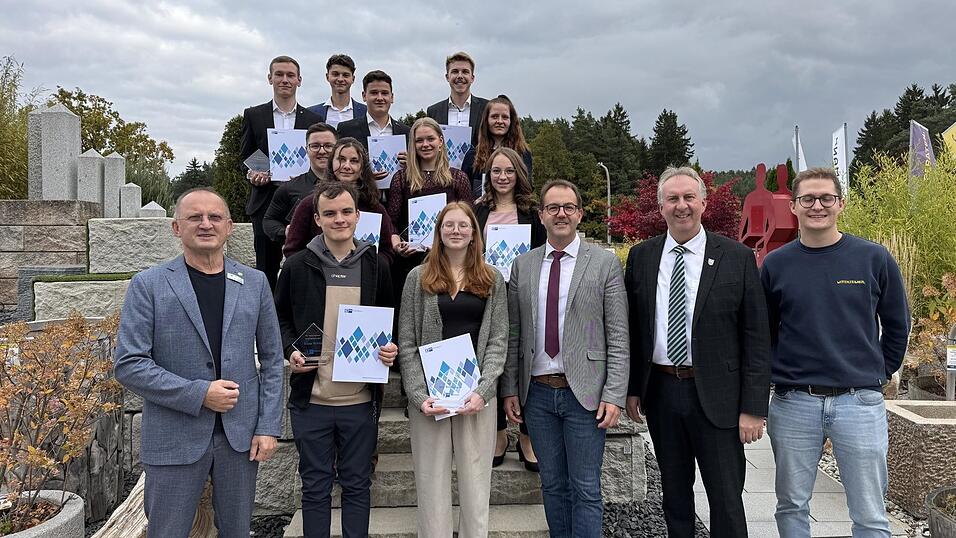 Ehre, wem Ehre gebührt: Die zwölf Prüfungsbesten zusammen mit den Ehrengästen. Ehre, wem Ehre gebührt: Die zwölf Prüfungsbesten zusammen mit den Ehrengästen.