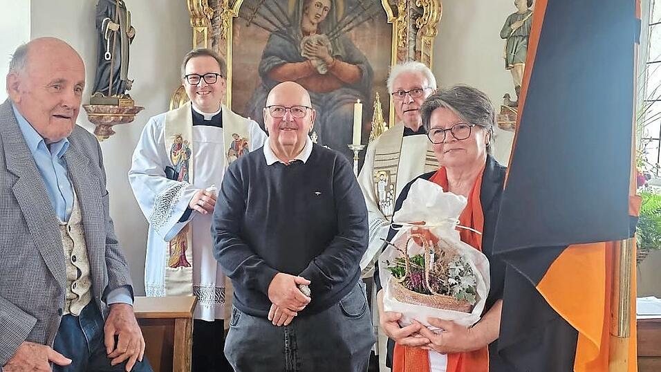 Feierlich geehrt wurden Josef Schütz als langjähriger Vorbeter und Traudl Eigenstetter für die kontinuierliche Pflege und den Blumenschmuck der Kapelle. Feierlich geehrt wurden Josef Schütz als langjähriger Vorbeter und Traudl Eigenstetter für die kontinuierliche Pflege und den Blumenschmuck der Kapelle.