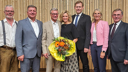 Roman Fischer (v. l.) und Staatsminister Christian Bernreiter gratulierten Bernd Sibler zusammen mit dessen Ehefrau Michaela ebenso wie MdB Thomas Erndl, Renate Wasmeier und Barthl Kalb.