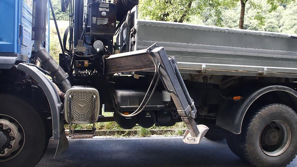 Eine ausgefahrene Stütze eines Kranwagens hat am Dienstagnachmittag in Grattersdorf einen schweren Unfall ausgelöst. Dabei wurden drei Menschen verletzt. Eine ausgefahrene Stütze eines Kranwagens hat am Dienstagnachmittag in Grattersdorf einen schweren Unfall ausgelöst. Dabei wurden drei Menschen verletzt.