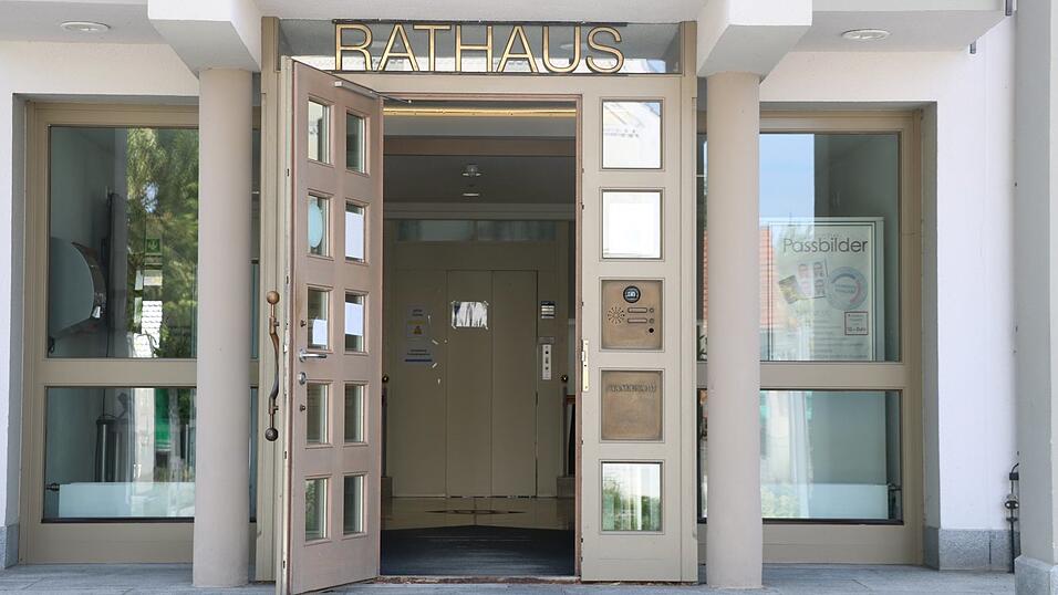 Die Rathaustüren stehen auch Quereinsteigern offen - die können sich mit dem Behördenlehrgang zur Verwaltungsfachkraft fortbilden. Die Rathaustüren stehen auch Quereinsteigern offen - die können sich mit dem Behördenlehrgang zur Verwaltungsfachkraft fortbilden.