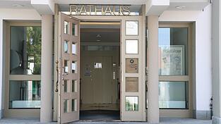 Die Rathaustüren stehen auch Quereinsteigern offen - die können sich mit dem Behördenlehrgang zur Verwaltungsfachkraft fortbilden. Die Rathaustüren stehen auch Quereinsteigern offen - die können sich mit dem Behördenlehrgang zur Verwaltungsfachkraft fortbilden.